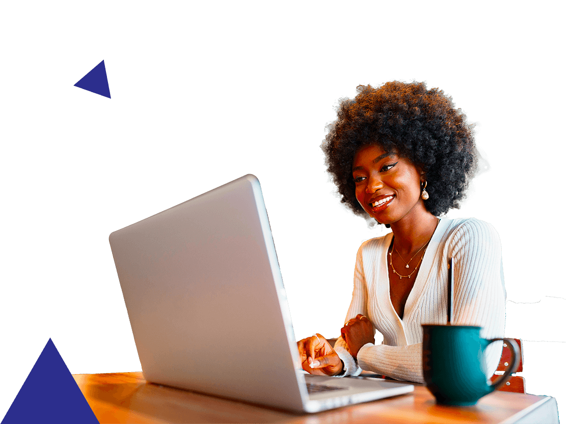 formation numérique femme qui apprend sur un ordinateur